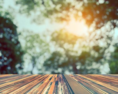 ahşap masa ve soyut yeşil ağaç görüntü bulanıklığı .