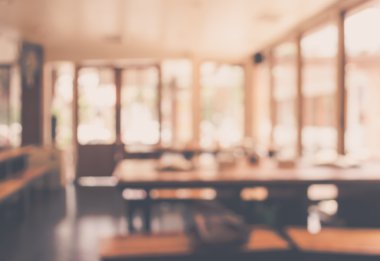 Bokeh imajı olan bir kafenin arka planı bulanık .