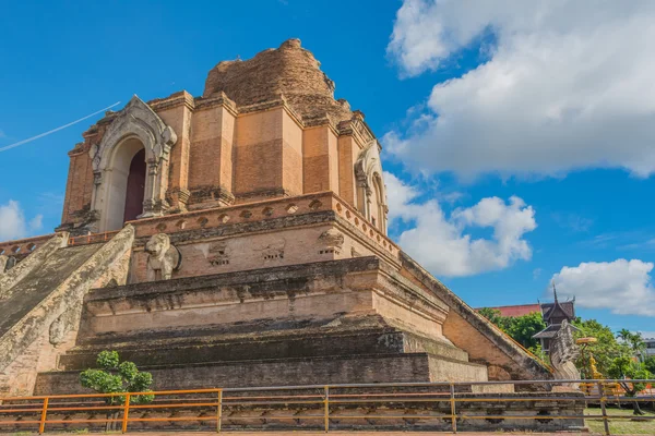 Buddist pagoda w wat Chedi Luang, Chiang Mai. — Zdjęcie stockowe