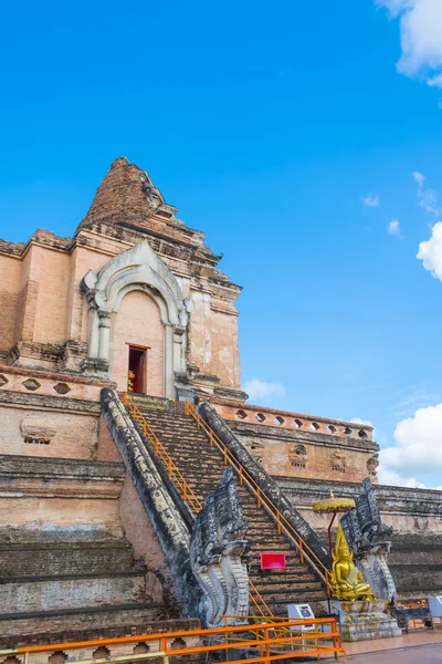 Buddist pagoda w wat Chedi Luang, Chiang Mai. — Zdjęcie stockowe