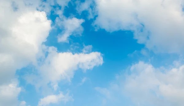 白い雲と青い空の背景 — ストック写真