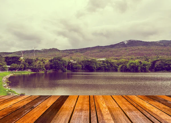 Immagine di vecchio tavolo di legno con immagine di lago con montagna — Foto Stock
