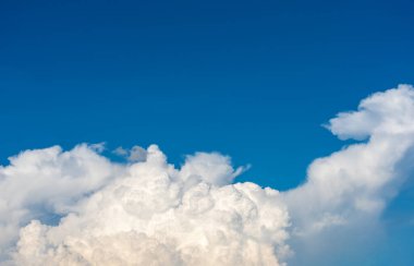 Arkaplan kullanımı için mavi gökyüzü ve beyaz bulutun gündüz görüntüsü.