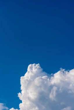 Arka plan kullanımı için mavi gökyüzü ve beyaz bulutun gündüz görüntüsü. (dikey).