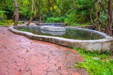 Pong Nam 'daki su birikintisi görüntüsü Ron Tha Pai kaplıcaları Pai bölgesindeki ünlü eğlence merkezi Mae Hong Son, Tayland
