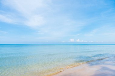 Güneşli bir günde sahilin görüntüsü Chao Lao Sahili, Khlong Khut, Chanthaburi, Tayland
