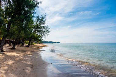 Güneşli bir günde sahilin görüntüsü Chao Lao Sahili, Khlong Khut, Chanthaburi, Tayland
