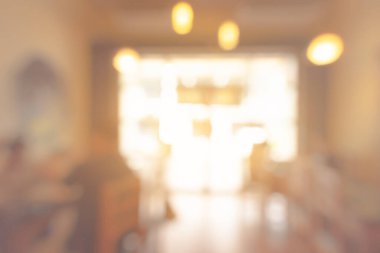 Kahve dükkanı ve insanlar arka planda Bokeh imajıyla oturuyorlar. .