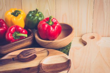 Ahşap masa arkasındaki tatlı biberlerin klasik ton görüntüsü.