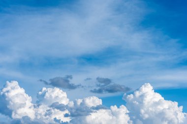 Arka plan kullanımı için mavi gökyüzü ve beyaz bulutun gündüz görüntüsü. (yatay)).