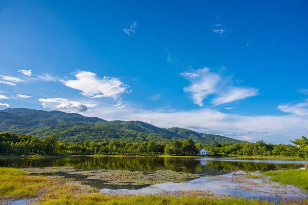 Obraz Domu Blízkosti Jezera Hory Krásnou Modrou Oblohou Dopoledních Hodinách — Stock fotografie