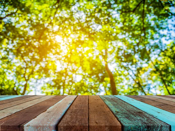 나무로 탁자와 사용을 햇빛과 햇빛이 보크의 이미지 — 스톡 사진