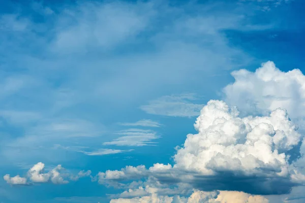 Citra Panorama Langit Biru Dan Awan Putih Pada Hari Waktu — Stok Foto