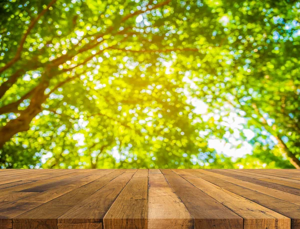 Dřevěný Stůl Abstraktní Rozmazaný Obraz Zeleného Stromu Bokeh Sluncem Slunečním — Stock fotografie