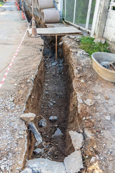 Immagine Scarico Cantiere Nuovo Tubo Dell Acqua Accanto Esso Verticale — Foto Stock