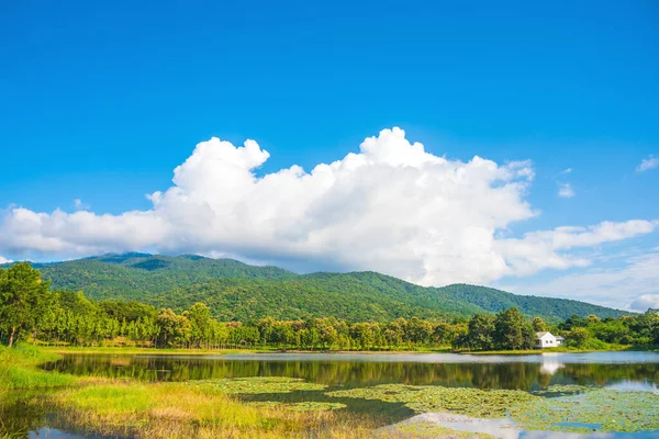 Immagine Casa Vicino Lago Montagna Con Bel Cielo Blu Mattino — Foto Stock