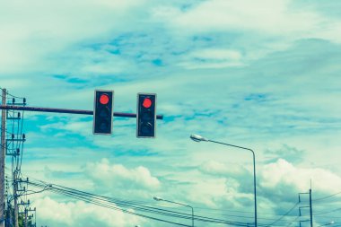 Kırmızı ışık tutulması için sembolik olduğunda trafik ışığının klasik ton görüntüsü.
