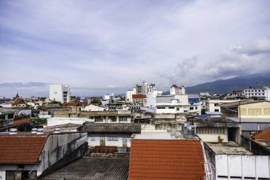 Modern Chiang Mai şehrinin ve Doi Suthep dağının üstündeki gökyüzünün gündüz görüntüsü..