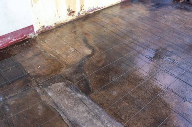 Caddedeki inşaat yolundaki tel örgülerin görüntüsü.