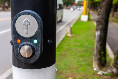 Kör gün için yolu geçmek için ok şeklindeki düğme resmi.