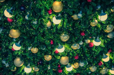 Arkaplan kullanımı için dekore edilmiş Noel ağacı resmi .