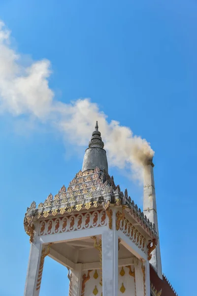 Afbeelding Van Schoorsteen Van Thaise Begraafplaats Tempel — Stockfoto