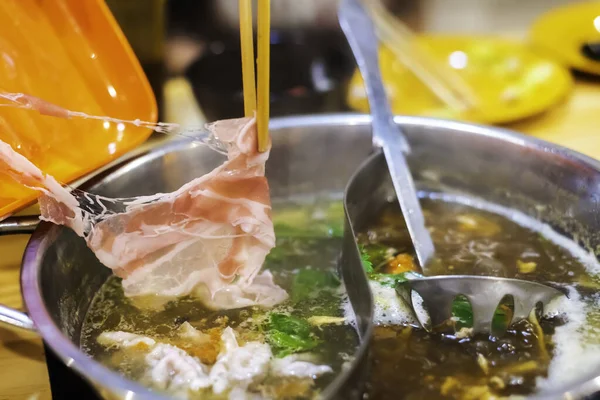 Image Viande Porc Tranchée Avec Des Baguettes Sur Bol Chaud — Photo