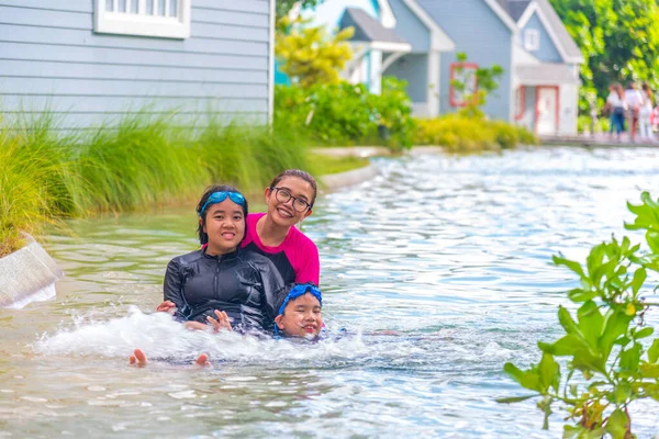 Madre Hija Hijo Nadando Piscina Aire Libre Del Resort — Foto de Stock