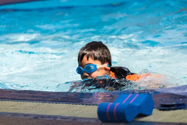 Imagen Chico Asiático Piscina Día — Foto de Stock