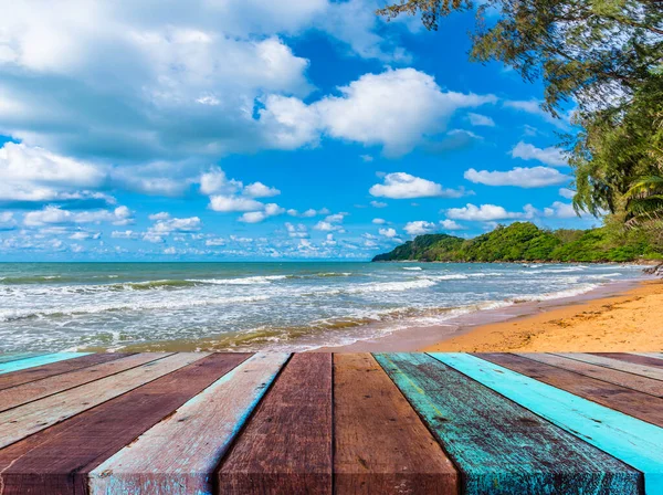 Imagen Mesa Madera Mar Azul Cielo Azul Nublado Sobre Ella —  Fotos de Stock