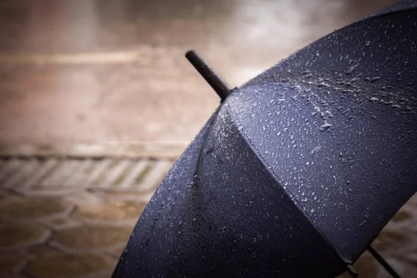 Imagem Tom Vintage Guarda Chuva Azul Colocado Chão Chuva Perto — Fotografia de Stock