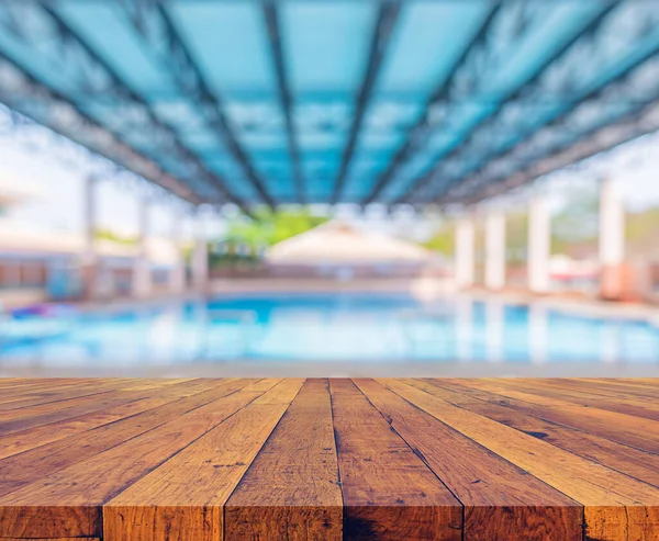 Imagen Mesa Madera Desenfoque Abstracto Imagen Piscina Con Bokeh Para — Foto de Stock