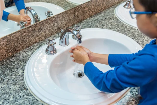 アジアの子供たちは手を洗うために立ち 水はバスルームでぬれた手を流します — ストック写真