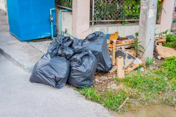 Czarne Worki Śmieci Umieszczone Brudne Niechlujne Poboczu Drogi — Zdjęcie stockowe