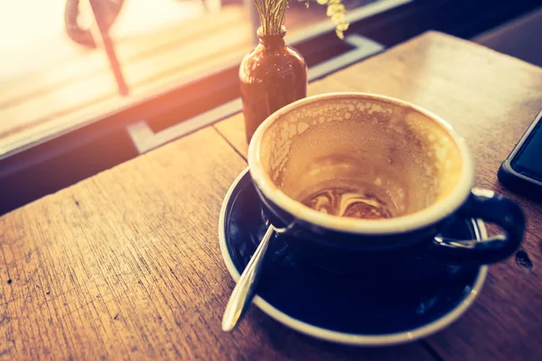 Ahşap Masaya Bırakılmış Boş Kahve Fincanının Klasik Ton Görüntüsü — Stok fotoğraf