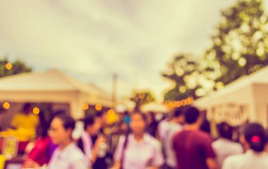 Gündüz festivalinde arka plan kullanımı için yiyecek tezgahının soyut bulanık görüntüsü. (Klasik ton))