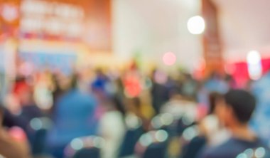 Arka plan kullanımı için çocukların gösterisini sahnede görmek isteyen bulanık insanların görüntüsü .