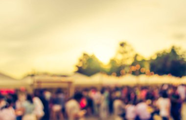 Gündüz festivalinde arka plan kullanımı için yiyecek tezgahının soyut bulanık görüntüsü. (Klasik ton))