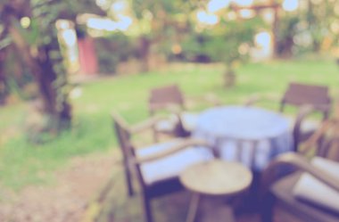 Soyut dış mekan kahve kulübesi görüntüsü gündüz vakti bulanıklaşır, arka plan kullanımı için bahçede. (Klasik ton))