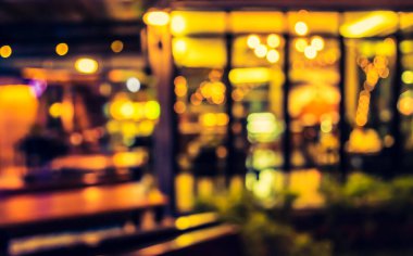 Arka plan kullanımı için gece vakti bulanık restoran görüntüsü. (Klasik ton))
