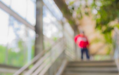 Arka plan kullanımı için açık alan ile merdivenlerde yürüyen bulanık insanların görüntüsü.