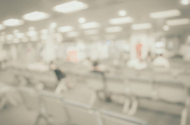 Havaalanında ya da otobüs durağında beklemede olan bulanık sandalyeleri arka plan olarak kullanın. (Klasik ton))