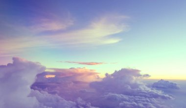 Akşam vakti gökyüzünü görmek için uçak penceresinden bakın. (Klasik ton))