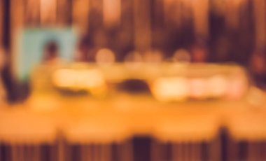 Arka plan kullanımı için mutfakta yemek yapan Japon aşçının bulanık görüntüsü .