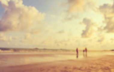 Arka plan kullanımı için deniz kıyısı ve mavi gökyüzünün soyut bulanık görüntüsü. (Klasik ton))