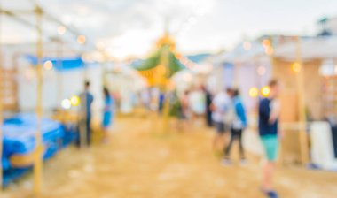 Arkaplan kullanımı için gündüz festivalinin soyut bulanık görüntüsü.