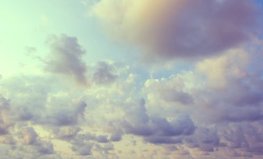 Arkadaki kullanım için mavi gökyüzü ve beyaz bulut dokusu görüntüsü. (Klasik ton))