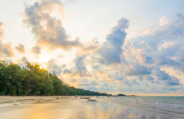 Sahilde yürüyen insanlar.