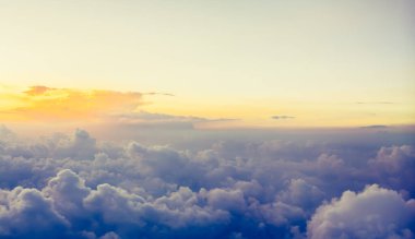 Akşam vakti arkaplan kullanımı için gökyüzü ve beyaz bulutların görüntüsü. (Klasik ton))