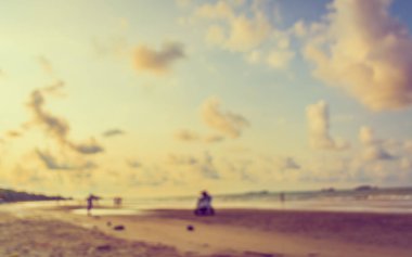 Arka plan kullanımı için sahilde yürüyen bulanık insanların görüntüsü. (Klasik ton))